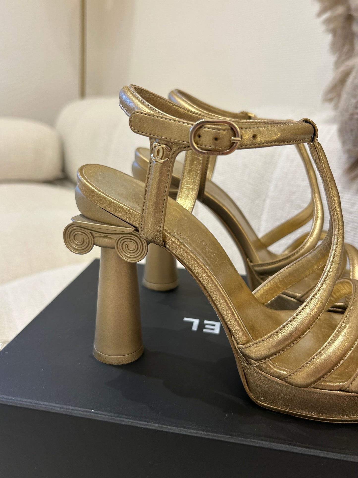Sandals Greco-Roman gold