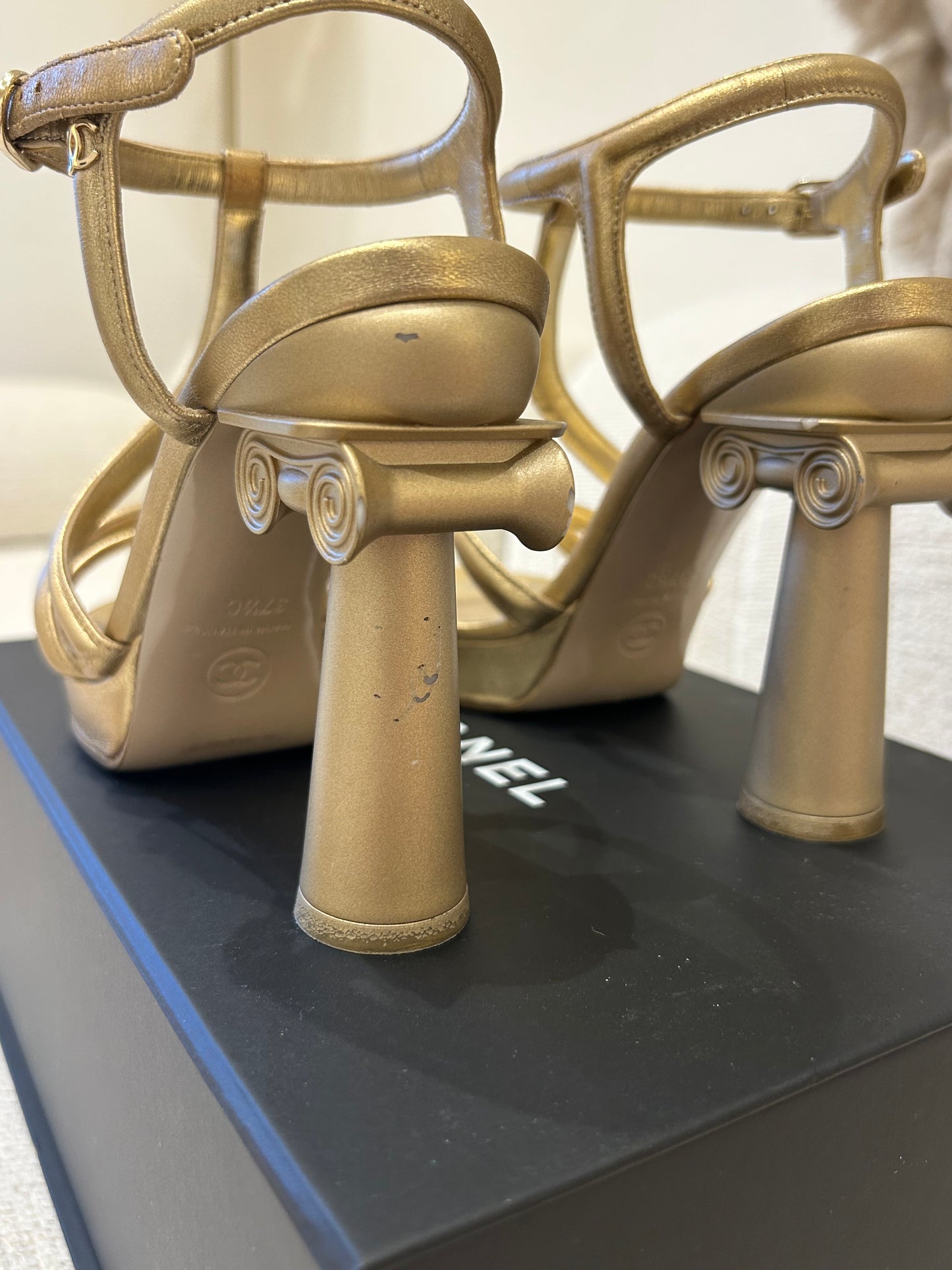 Sandals Greco-Roman gold