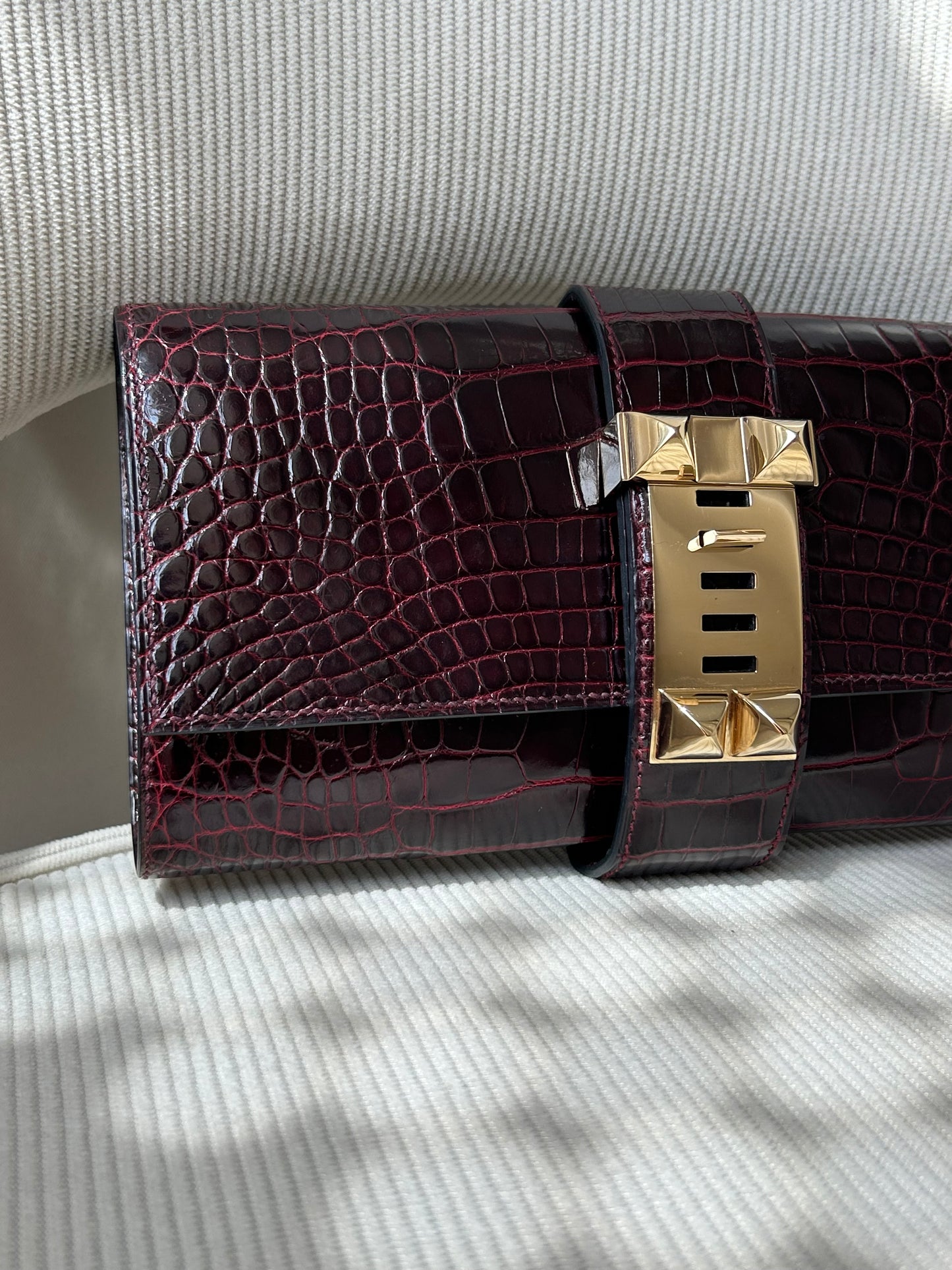 Médor shiny burgundy alligator