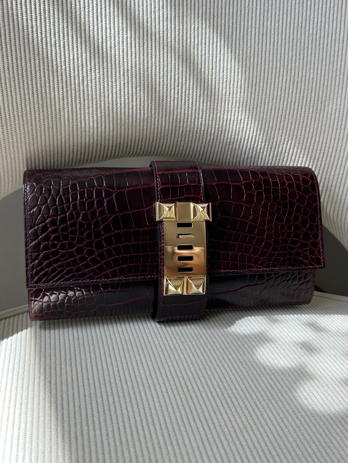 Médor shiny burgundy alligator