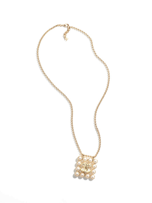 Pearl pendant necklace