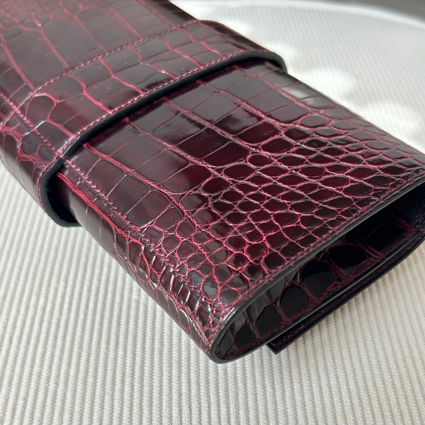 Médor shiny burgundy alligator