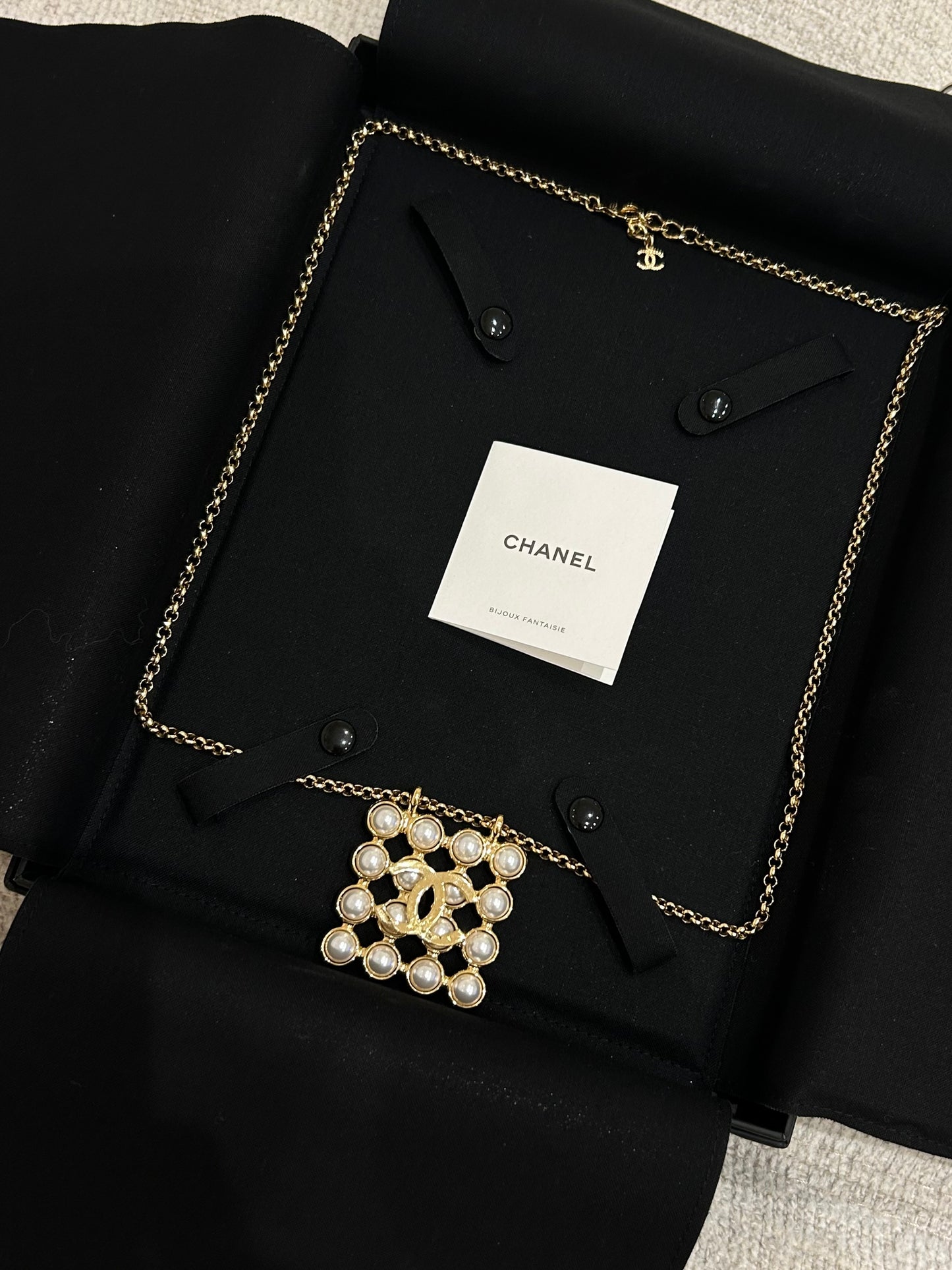 Pearl pendant necklace