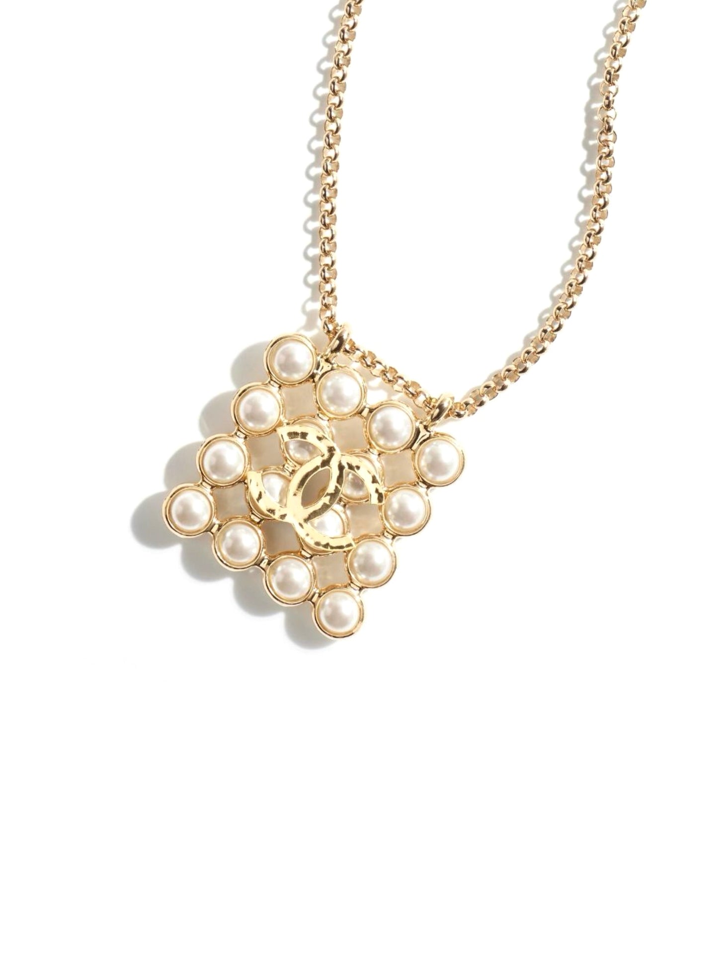 Pearl pendant necklace