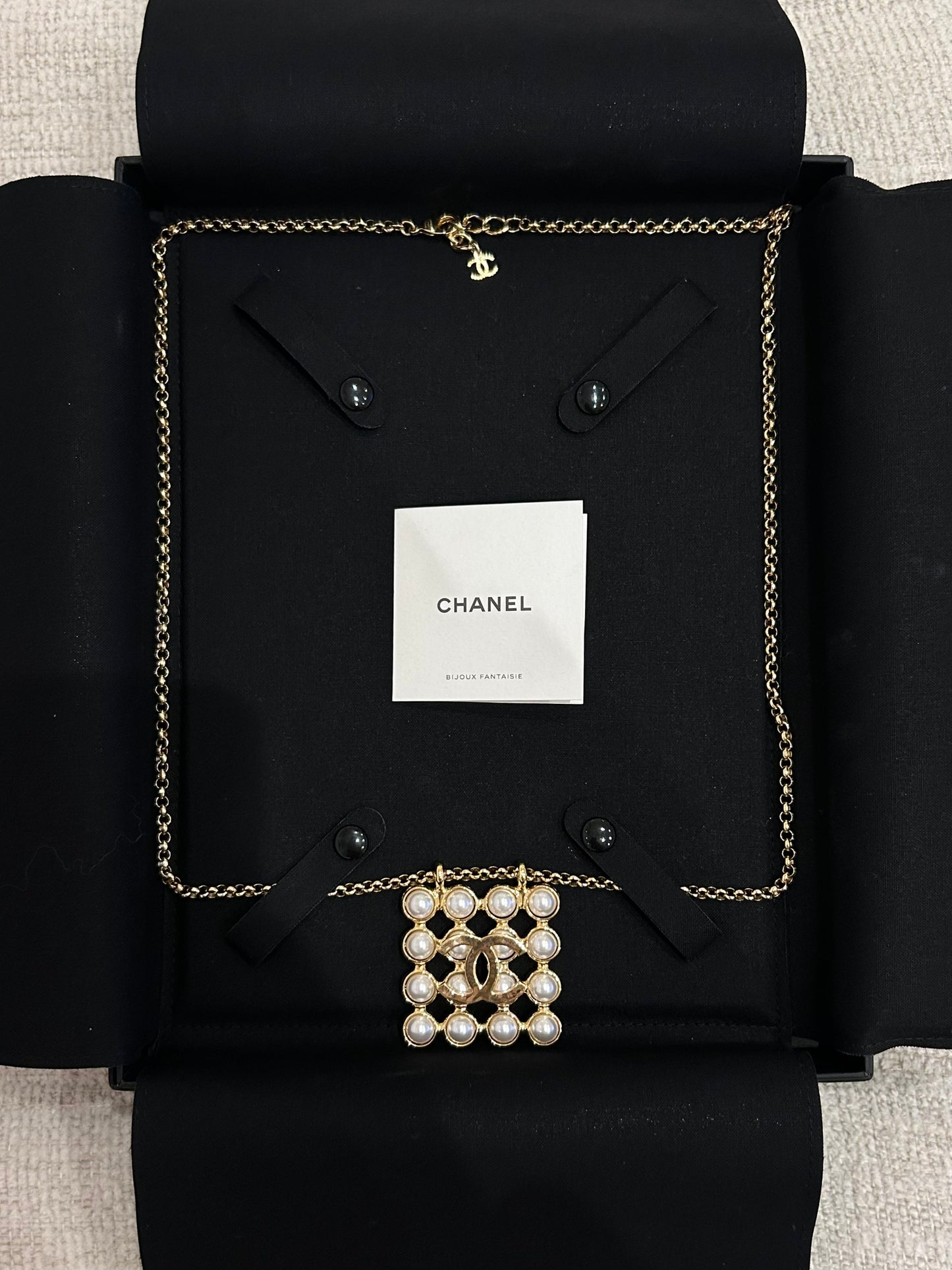 Pearl pendant necklace