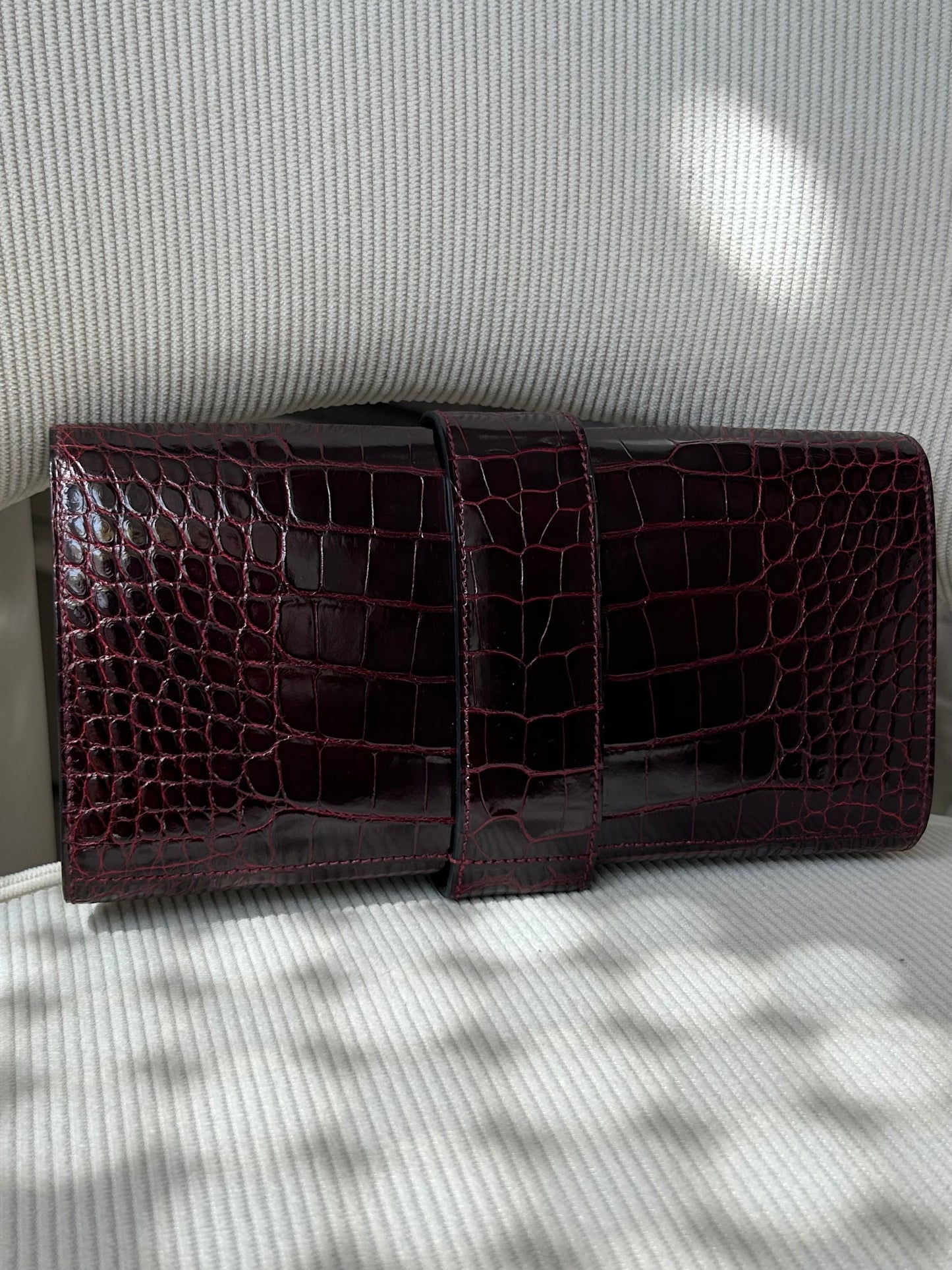 Médor shiny burgundy alligator