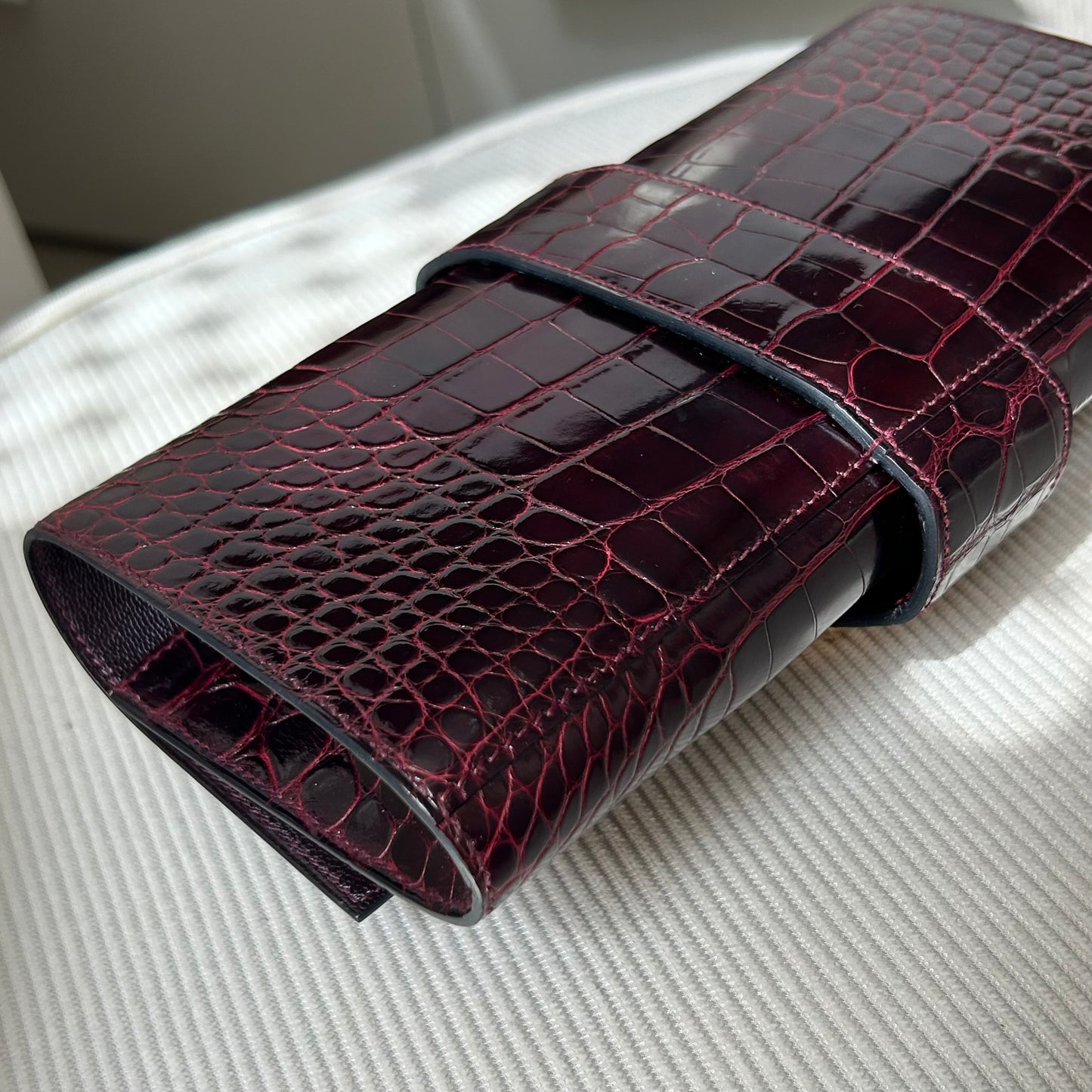 Médor shiny burgundy alligator