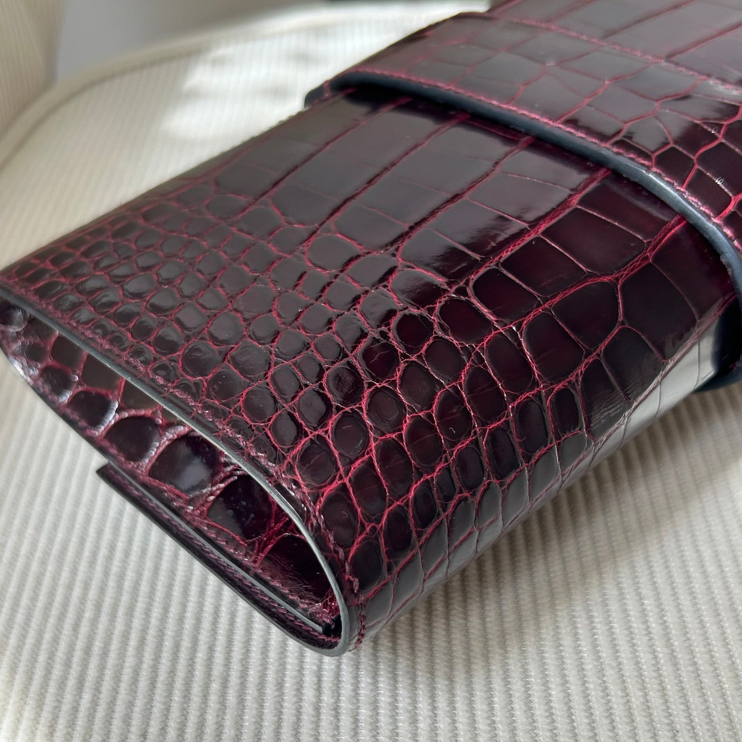 Médor shiny burgundy alligator