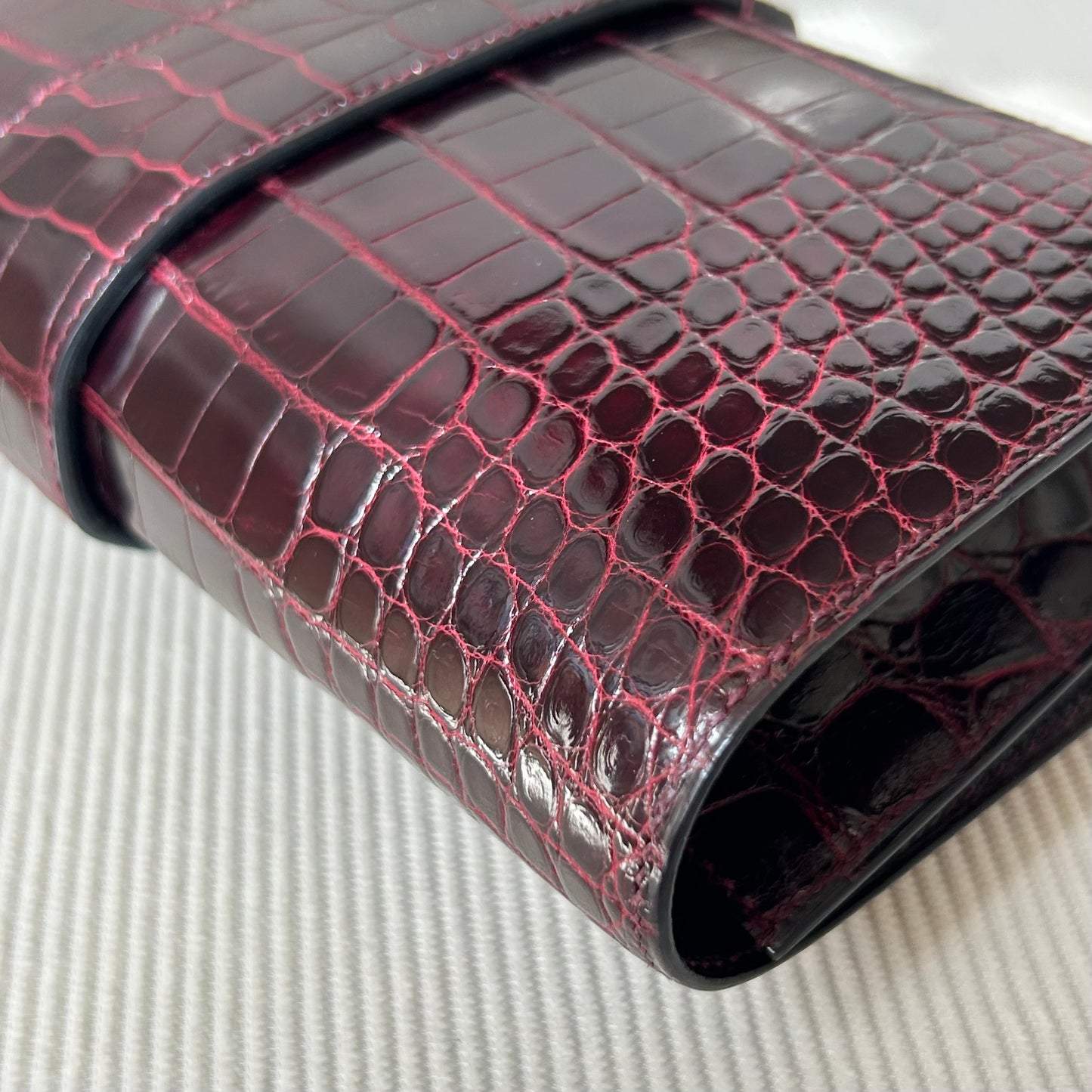 Médor shiny burgundy alligator
