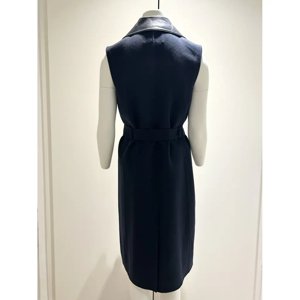 Long sleeveless coat